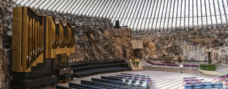 Kirchen-Innenraum Helsinki Innenraum einer Kirche mit großer Orgel