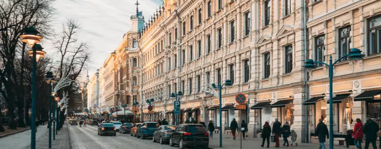 Shoppingmeile Helsinki Shoppingmeile mit vielen Menschen