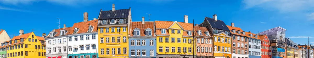 Panorama von bunten Häusern im Stadtviertel Nyhavn.