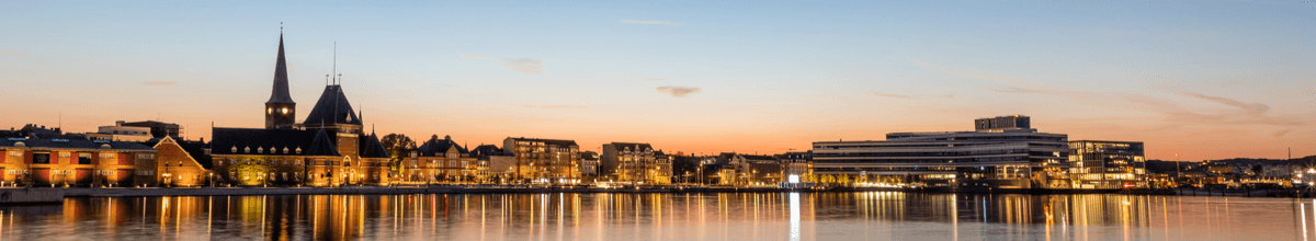 Skyline am Hafen von Aarhus in der Dämmerung