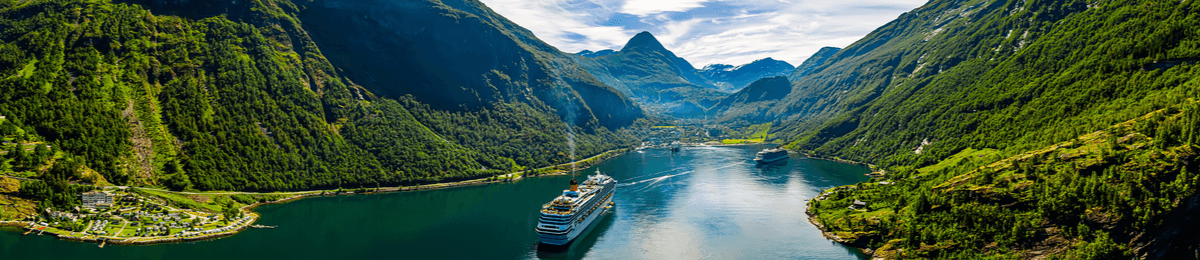 Drei Kreuzfahrtschiffe fahren durch den weltberühmten Geirangerfjord in Norwegen.