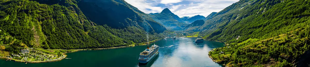 Drei Kreuzfahrtschiffe fahren durch den weltberühmten Geirangerfjord in Norwegen.