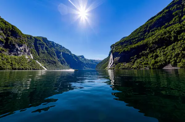 Blick auf die beiden Wasserfälle Freier (links) und Sieben Schwestern (rechts) im Geirangerfjord.