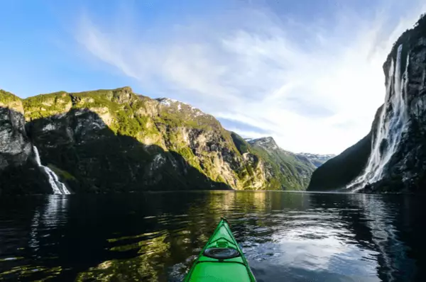 Grüne Spitze eines Kajaks im Geirangerfjord