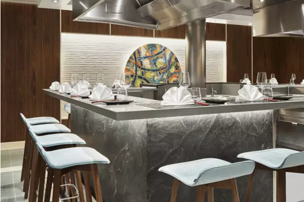 Teppanyaki Asia Grill auf AIDAnova Das modern eingerichtete A-la-carte-Restaurant Teppanyaki Grill verwöhnt Sie mit asiatischen Köstlichkeiten, die vor Ihren Augen frisch zubereitet werden.