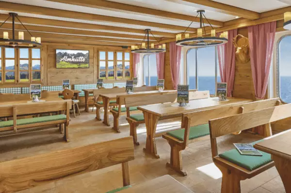 Spezialitäten-Restaurant Almhütte auf AIDAbella und AIDAluna Rustikale Einrichtung im Spezialitäten-Restaurant Almhütte. Von den gemütlichen Holzbänken des Restaurants aus genießen Sie eine traumhafte Aussicht aufs Meer.