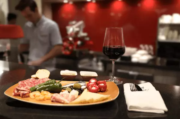 Tapas Bar auf AIDAprima und AIDAperla Spanische Köstlichkeiten und leckerer Rotwein in der Tapas Bar.