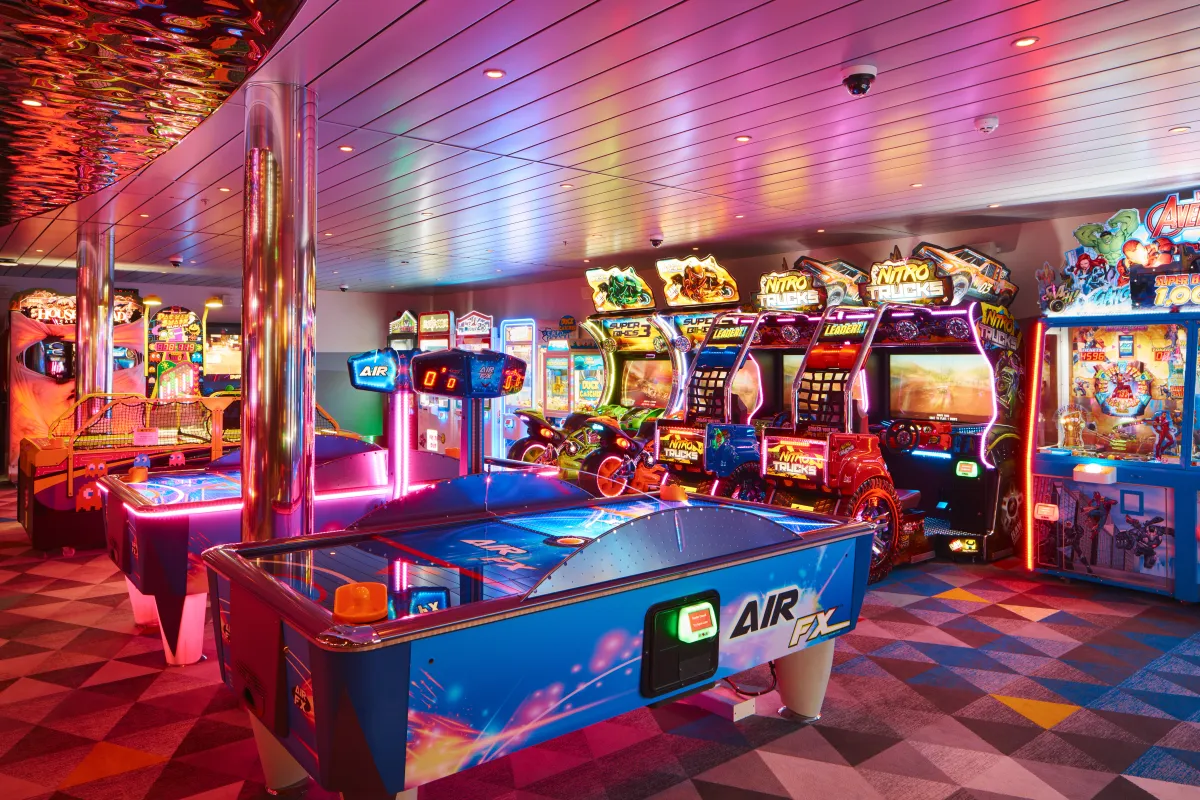 Arcade Rooms auf der costa toscana mit airhockey und verschiedenen Spielautomaten