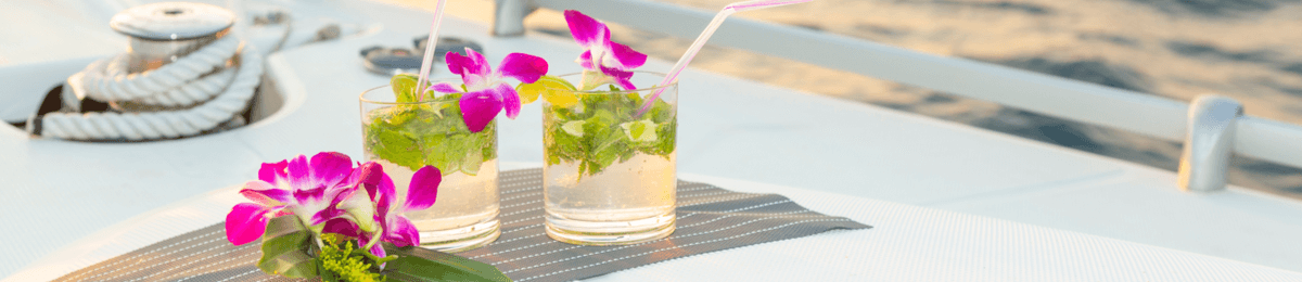 Zwei mit Blüten dekorierte Cocktailgläser auf einem Kreuzfahrtschiff