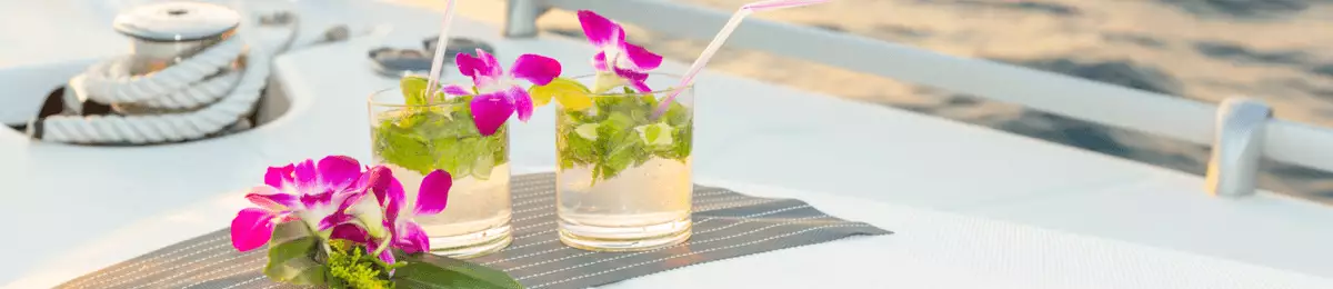 Zwei mit Blüten dekorierte Cocktailgläser auf einem Kreuzfahrtschiff
