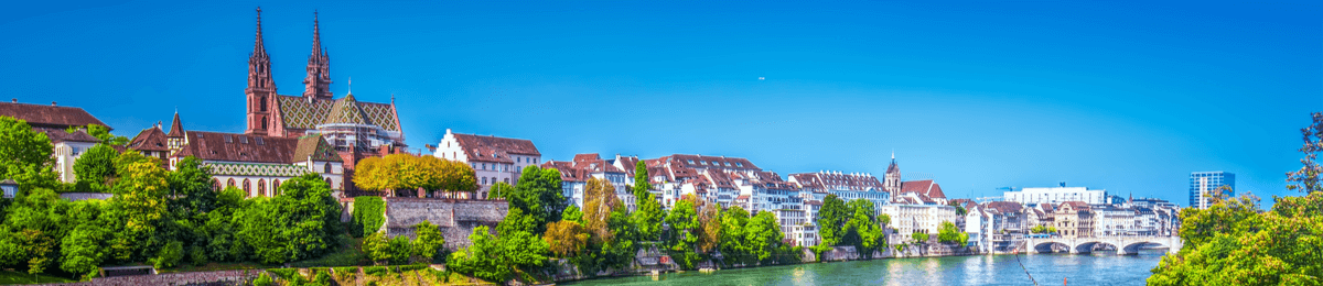 Blick auf Basel als Panorama. Die Stadt liegt direkt am Rheinufer.