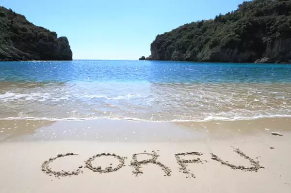 Strand mit dem Schriftzug Corfu im Sand