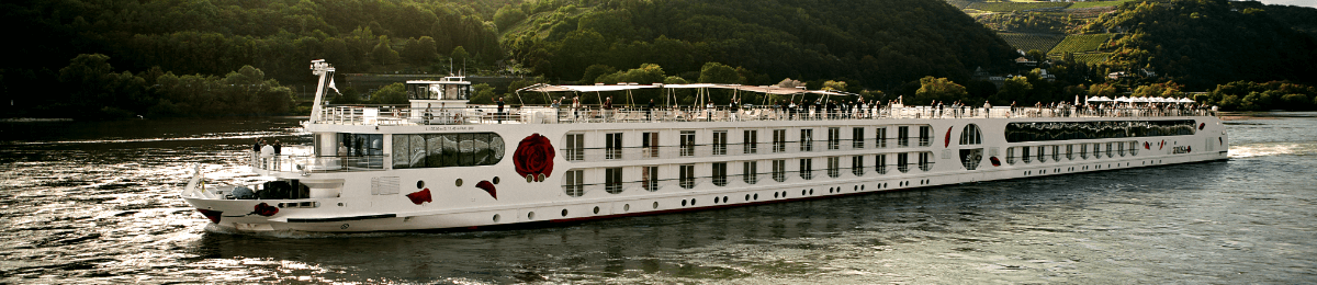 Seitenansicht eines Flusskreuzfahrtschiffs von A-ROSA auf dem Rhein.