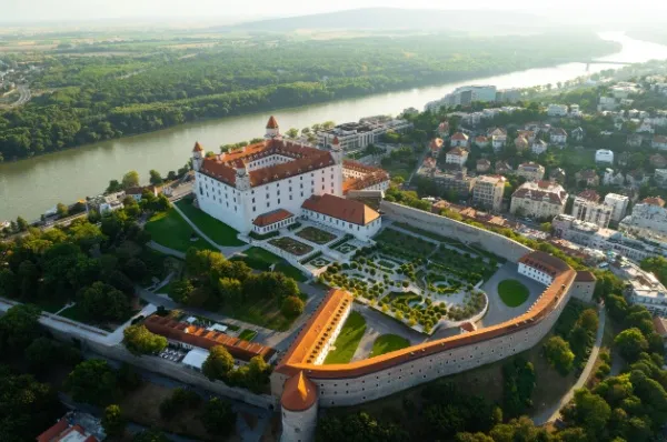Die Bratislavaer Burg in der slowakischen Hauptstadt Bratislava auf dem 85 Meter hohen Burgberg am linken Donauufer im Nebel.