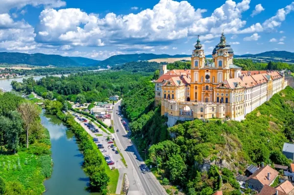 Das Abtei der Benediktiner, Stift Melk, im Bundesland Niederösterreich am rechten Ufer der Donau auf einem Berg.