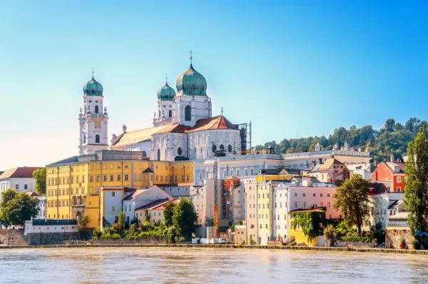 Die Barockkathedrale Dom St. Stephan in Passau direkt am Donauufer bei schönstem Wetter.