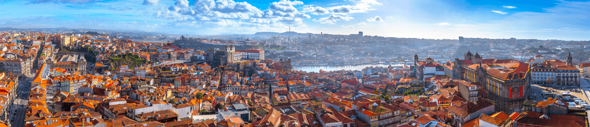 Ausblick auf die Altstadt von Porto am Douro an einem sonnigen Tag im Panoramaformat.