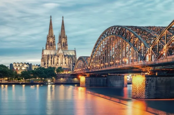 Flusskreuzfahrt ab Köln Der Kölner Dom und die Hohenzollernbrücke ragen über dem Rhein empor: Köln ist die perfekte Stadt, um eine Flusskreuzfahrt zu starten.