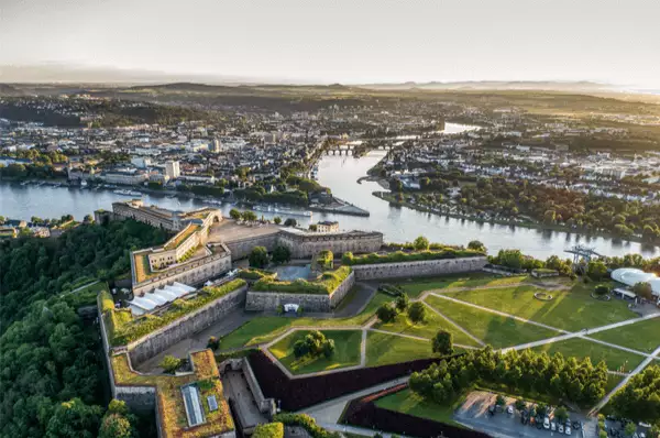 Flusskreuzfahrt von Köln nach Koblenz Flusskreuzfahrt von Köln nach Koblenz: Festung Ehrenbreitstein in Koblenz aus der Luft