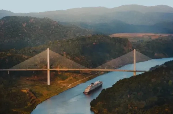 Die EXPLORA III Drohnenaufnahme der Explora III auf einem Fluss in den USA, wie sie unter einer Brücke herfährt.