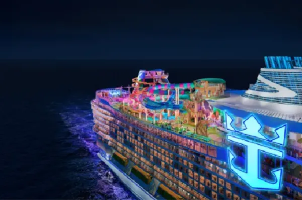 Die Legend of the Seas Die Legend of the Seas mit den Entertainment-Angeboten auf den oberen Decks bei Nacht.