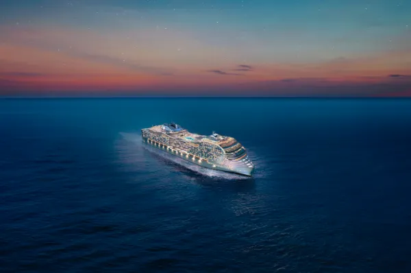 Die MSC World America bei Nacht auf der See.