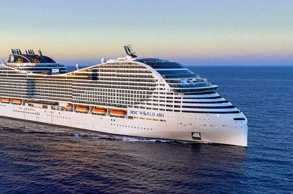 MCS World Asia 2026 Die MSC World Asia bei Dämmerung auf der See.