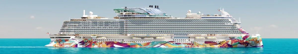 Seitenansicht der neuen Norwegian Aqua auf See.