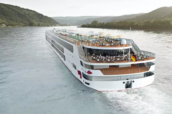 Der hintere Teil von A-ROSA Sena mit Außenrestaurant.