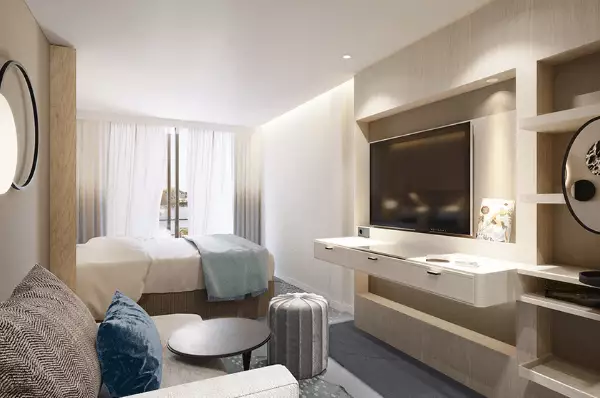 Außenkabine mit Doppelbett, Flachbildfernseher, Schreibtisch, Sessel und Regals sowie einem französischen Balkon.