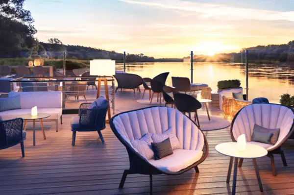 Sonnendeck auf A-ROSA SENA mit gemütlichen Sesseln und großen Panorama-Glasscheiben.