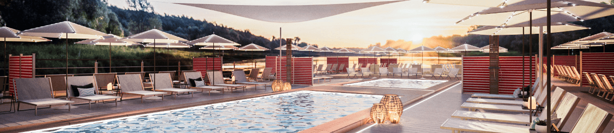 Außenpool und Kinderpool mit Sonnensegeln und Liegestühlen.