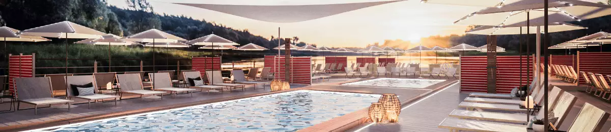 Außenpool und Kinderpool mit Sonnensegeln und Liegestühlen.