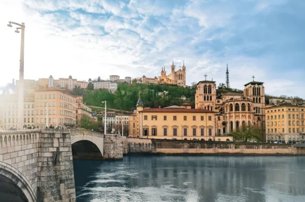 Frankreich Flusskreuzfahrt: Rhône Die französische Stadt Lyon am Ufer der Rhône bei traumhaft schönem Wetter im Sommer.