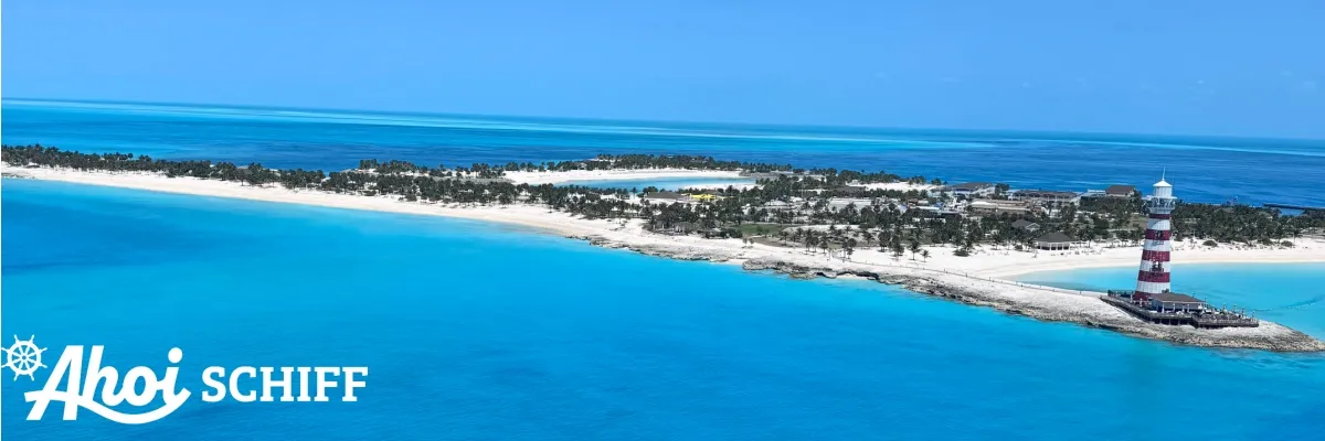 Blick auf die Privatinsel Ocean Cay - MSC Marine Reserve auf den Bahamas in der Karibik. Vorne rechts der malerische rot-weiß gestreifte Leuchtturm. Am linken Bildrand das Ahoi-Schiff-Logo in weiß.