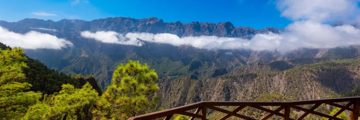 Blick von einem Aussichtspunkt über die gebirgige Landschaft im Nationalpark Caldeira de Taburiente auf La Palma, Kanarische Inseln.