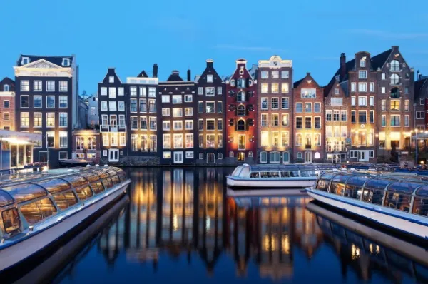 Städtereisen ab Bremerhaven Amsterdam ist ein wundervolles Ziel einer Westeuropa Kreuzfahrt: Entdecken Sie die Grachten ab Bremerhaven.