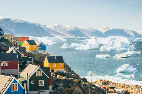 Arktis ab Bremerhaven: Grönland & Island Bunte Häuser, Gletscher und Natur: Das erleben Sie auf einer Kreuzfahrt in die Arktis, nach Grönland oder Island.
