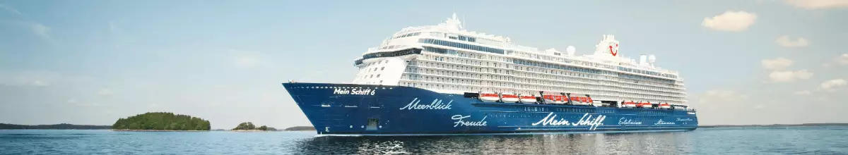 Seitenansicht von Mein Schiff 6 auf dem Meer.