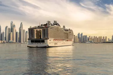 Das neue Kreuzfahrtschiff von MSC vor der beeindruckenden Skyline Dubais.