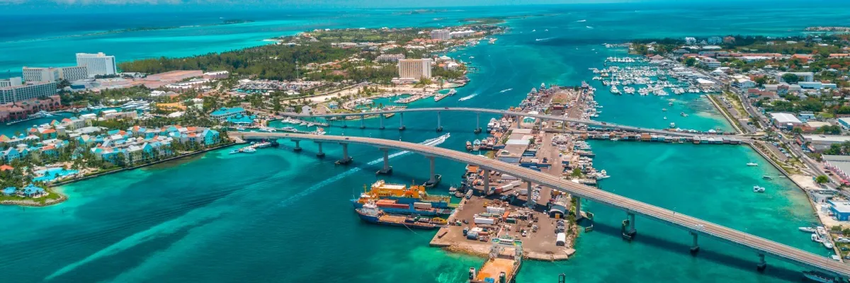Nassau ist die Hauptstadt der Bahamas. Die verschiedenen Inseln der Stadt sind durch lange Brücken miteinander verbunden.