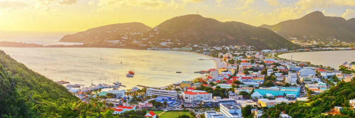 Philipsburg auf Sint Maarten von einem Berg aus fotografiert im Sonnenuntergang.