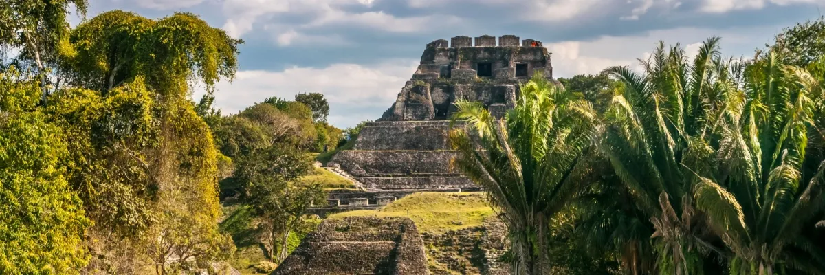 Xunantunich ist ein ehemaliger Stadtstaat der historischen Maya-Zivilisation ca. 13 Kilometer südwestlich von San Ignacio in Belize auf einer Anhöhe.