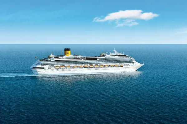 Seitenansicht eines Kreuzfahrtschiffes von Costa auf dem Meer bei Sonnenschein.
