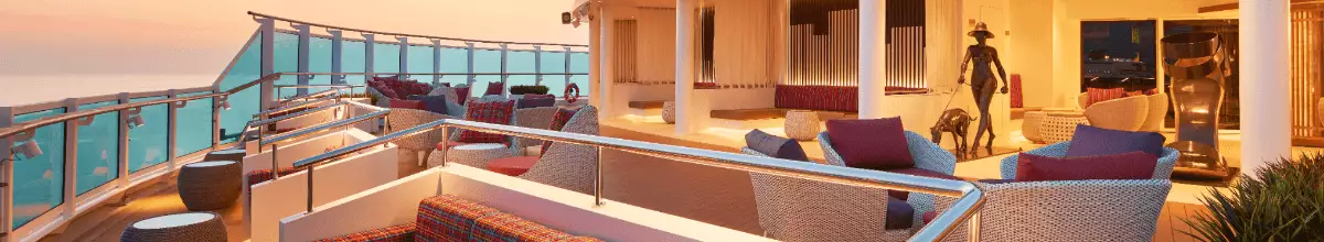 Lounge-Bereich auf dem Deck von Costa Firenze.