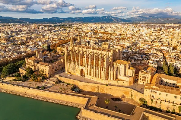 9 Nächte - Metropolen des westlichen Mittelmeers - ab/bis Palma Luftaufnahme von Palma de Mallorca mit der Kathedrale La Seu im Vordergrund.