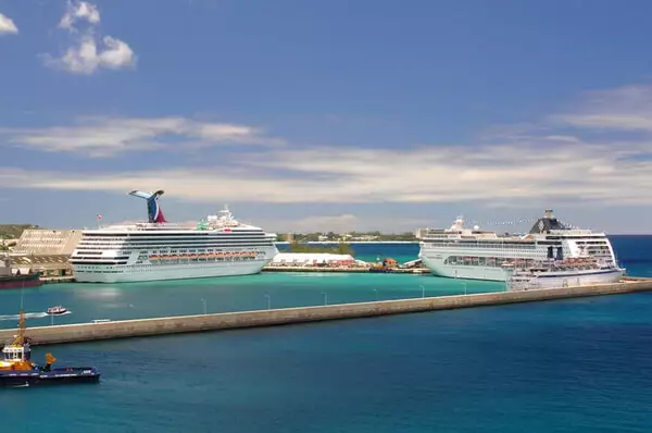 Zwei Kreuzfahrtschiffe liegen im Hafen von Barbados vor Anker.