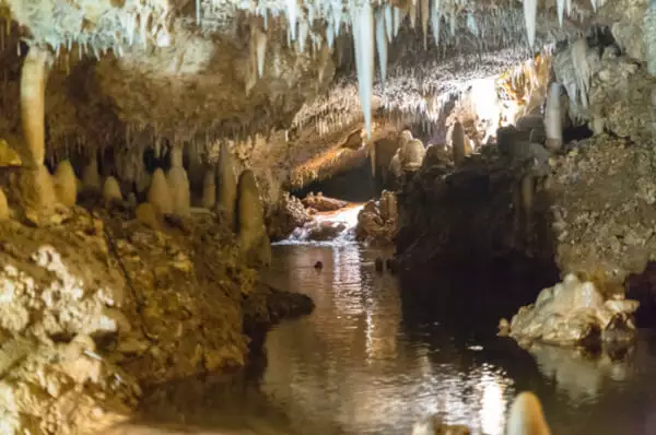 Unterirdischer Fluss, Stalagmiten und Stalagtiten in der Tropfsteinhöhle Harrison