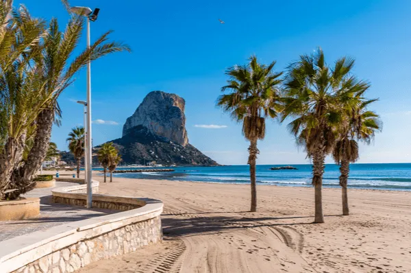 Ein erstaunlicher Felsen ragt am Strand von Alicante hervor.
