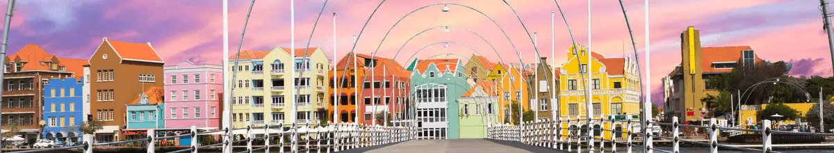 Blick von der Königin-Emma-Brücke auf die bunten Häuser im Kolonialstil in Willemstad